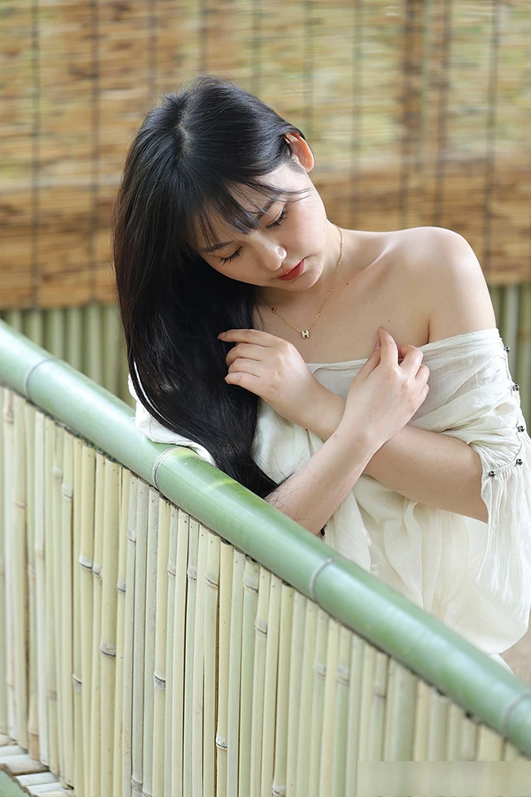 素人美女模特@糖糖 白衣竹林露出无圣光